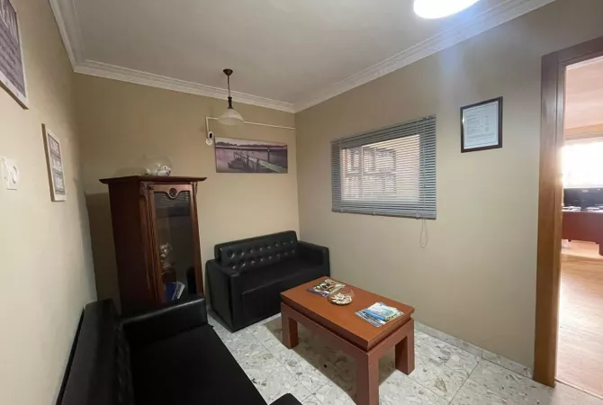 Ambiente Commerciale in Affitto 3+1 a Tirana - 900 Euro