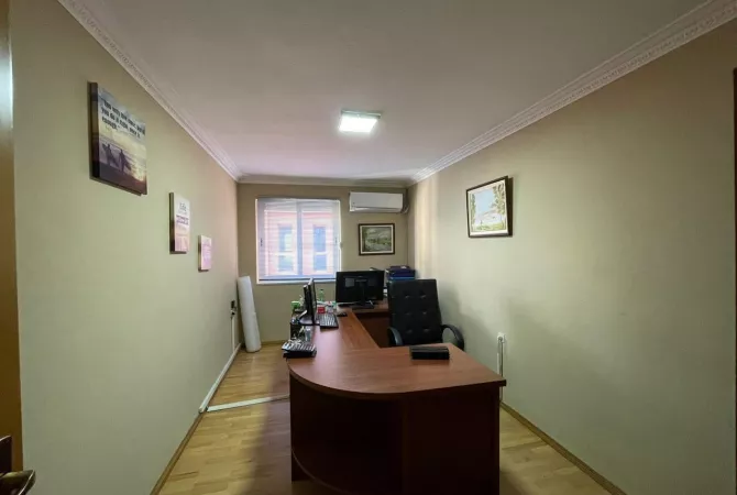 Ambiente Commerciale in Affitto 3+1 a Tirana - 900 Euro