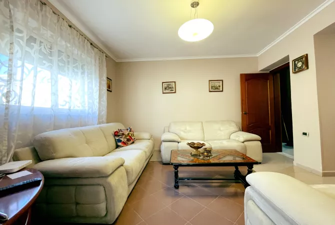 Shtepi me qera 2+1 ne Tirane - 700 Euro