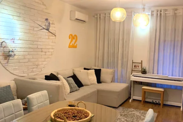 Shtepi ne shitje Apartament ne Tirane, 1+1, Mobilimi Bosh, pa mobiluar, Pagesa 170,000  Euro.