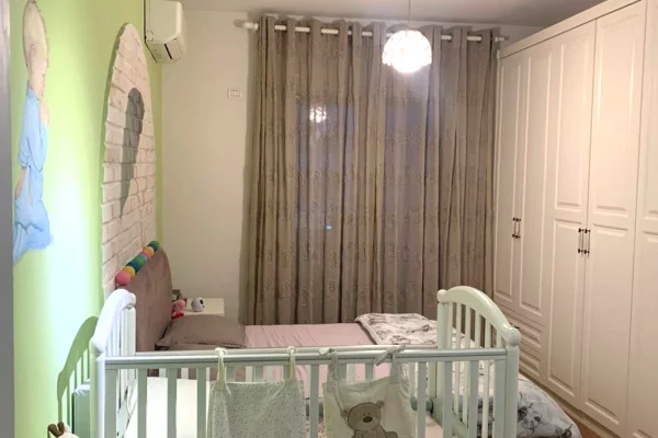 Shtepi ne shitje Apartament ne Tirane, 1+1, Mobilimi Bosh, pa mobiluar, Pagesa 170,000  Euro.