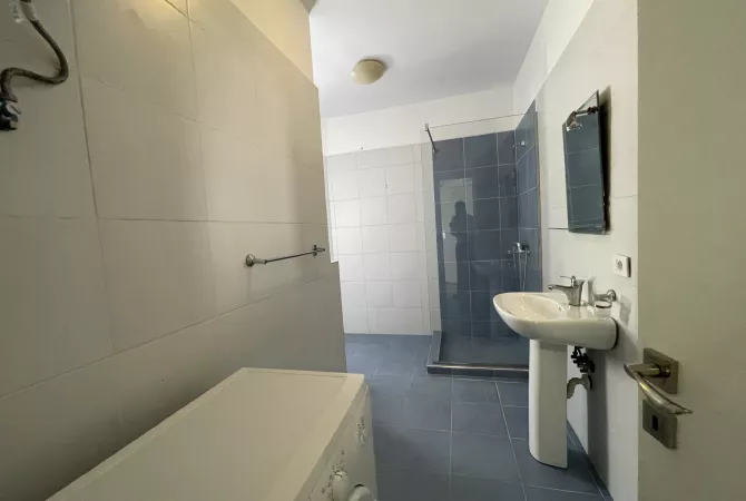 Shtepi ne shitje Apartament ne Tirane, 1+1, Mobilimi Bosh, pa mobiluar, Pagesa 122,000  Euro.