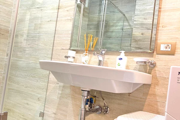 Shtepi me qera Apartament ne Tirane, 2+1, Mobilimi E mobiluar, Pagesa 1,200  Euro.