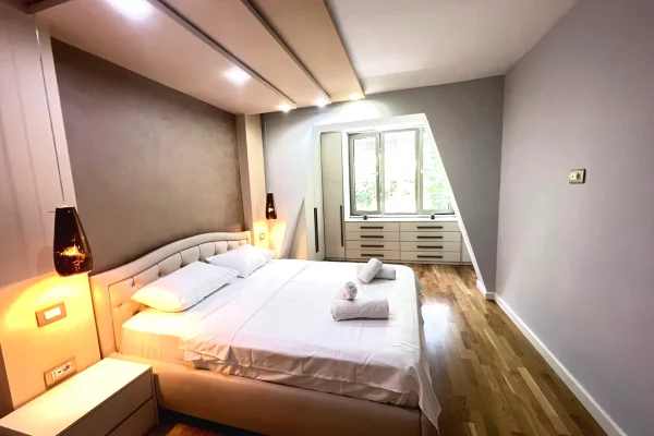 Shtepi me qera Apartament ne Tirane, 2+1, Mobilimi E mobiluar, Pagesa 1,200  Euro.