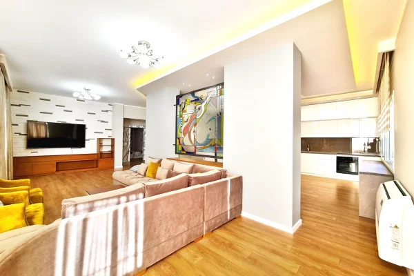 Shtepi me qera 4+1 ne Tirane - 120,000 Leke