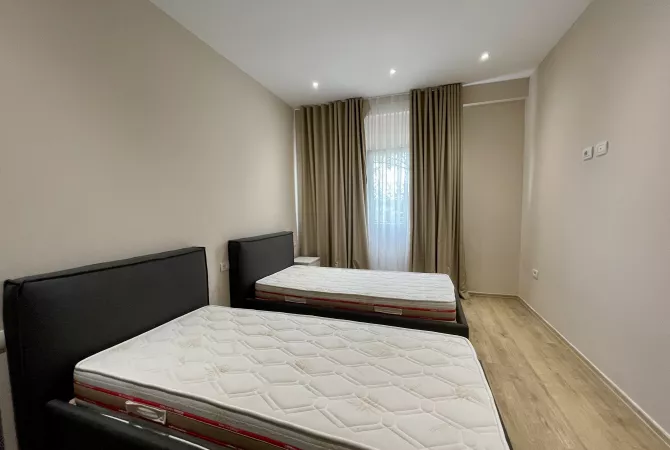 Shtepi me qera Apartament ne Tirane, 3+1, Mobilimi E mobiluar, Pagesa 1,200  Euro.