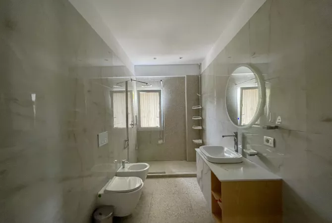 Shtepi me qera Apartament ne Tirane, 3+1, Mobilimi E mobiluar, Pagesa 1,200  Euro.