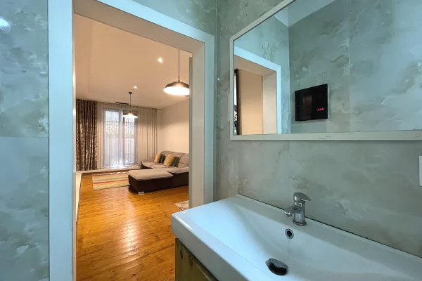 Shtepi ne shitje Apartament ne Tirane, 2+1, Mobilimi E mobiluar, Pagesa 129,000  Euro.