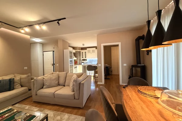 Shtepi ne shitje Apartament ne Tirane, 2+1, Mobilimi E mobiluar, Pagesa 220,000  Euro.