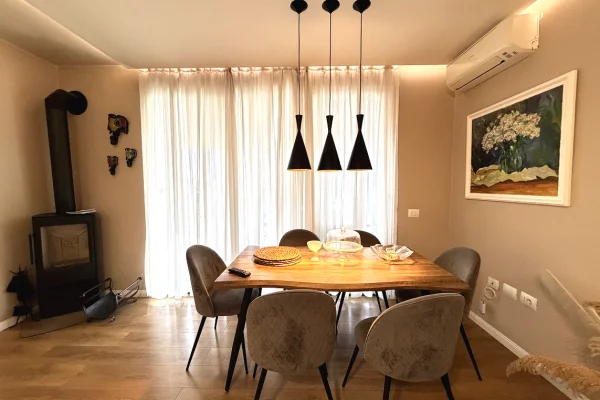 Shtepi ne shitje Apartament ne Tirane, 2+1, Mobilimi E mobiluar, Pagesa 220,000  Euro.
