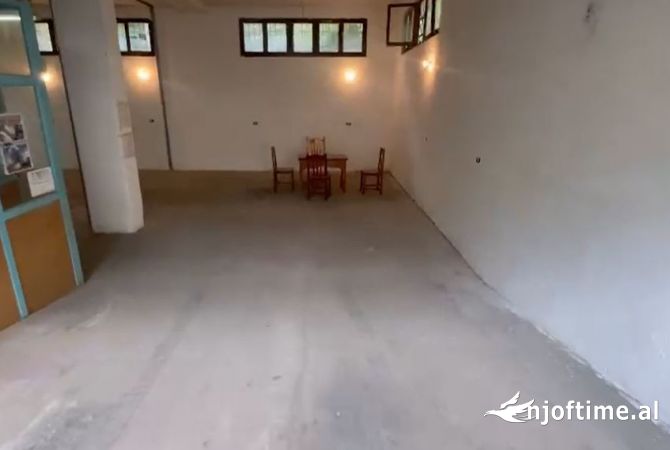 Ambient biznesi me qera 4+1 ne Tirane - 451 Euro