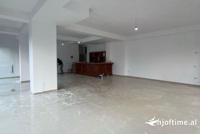 Ambient biznesi me qera 3+1 ne Tirane - 1,000 Euro
