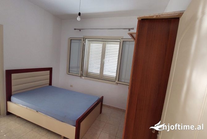 Shtepi me qera 5+1 ne Tirane - 449 Euro