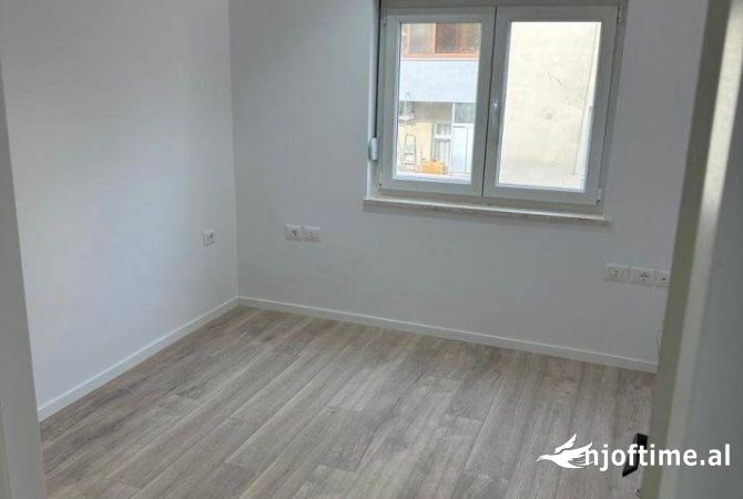 Ambient biznesi me qera 3+1 ne Tirane - 802 Euro