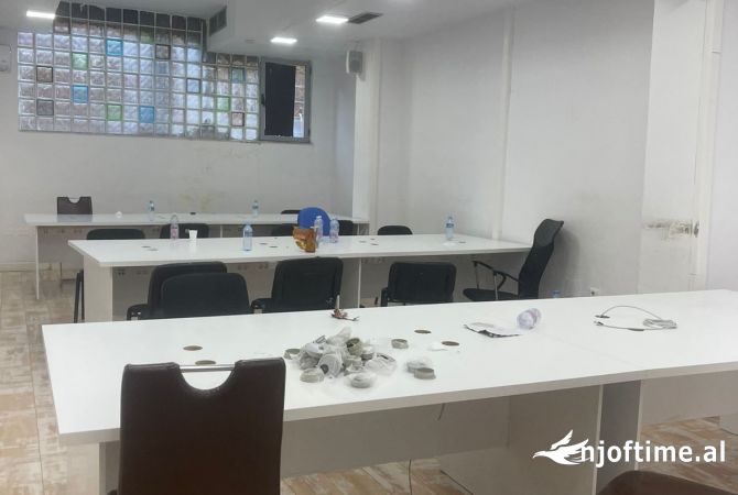 Ambient biznesi me qera 3+1 ne Tirane - 2,500 Euro