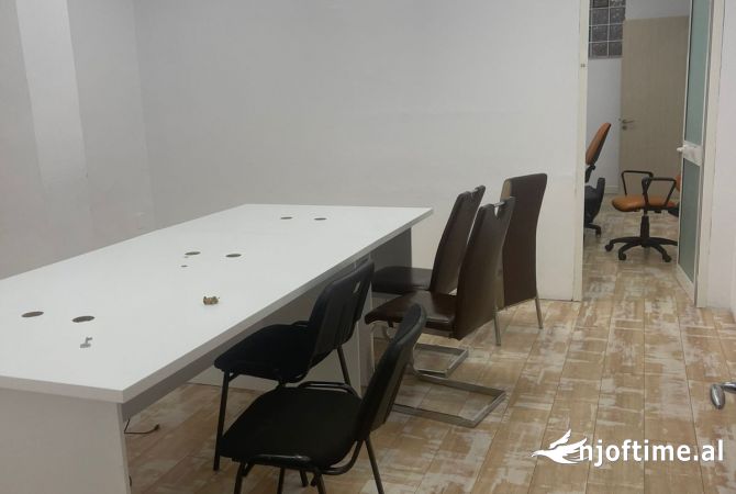 Ambient biznesi me qera 3+1 ne Tirane - 2,500 Euro