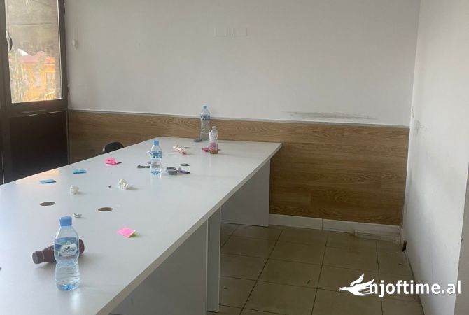  Ambjent biznesi me qera 5+1+3 Kryqezimi i Selvise ( VR004)