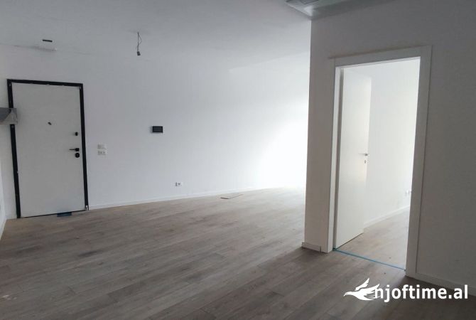 Ambient biznesi me qera 3+1 ne Tirane - 1,201 Euro