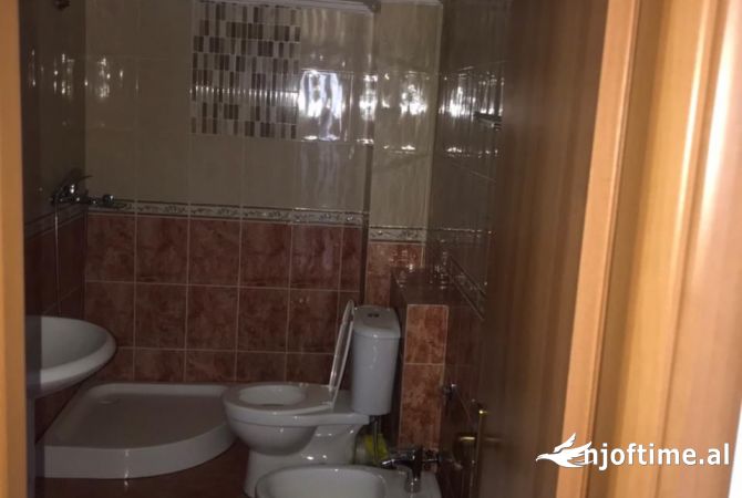 Shtepi me qera Apartament ne Tirane, 2+1, Mobilimi Bosh, pa mobiluar, Pagesa 603  Euro.