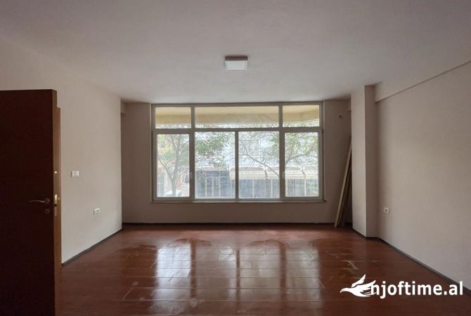 Ambient biznesi me qera 3+1 ne Tirane - 702 Euro