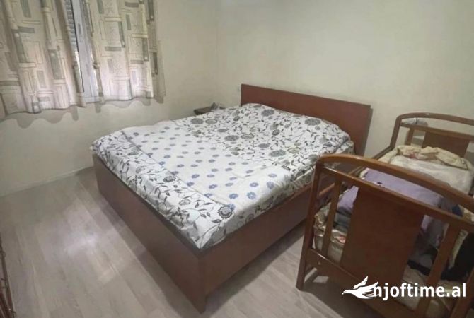 Shtepi ne shitje Apartament ne Tirane, 2+1, Mobilimi E mobiluar, Pagesa 103,000  Euro.