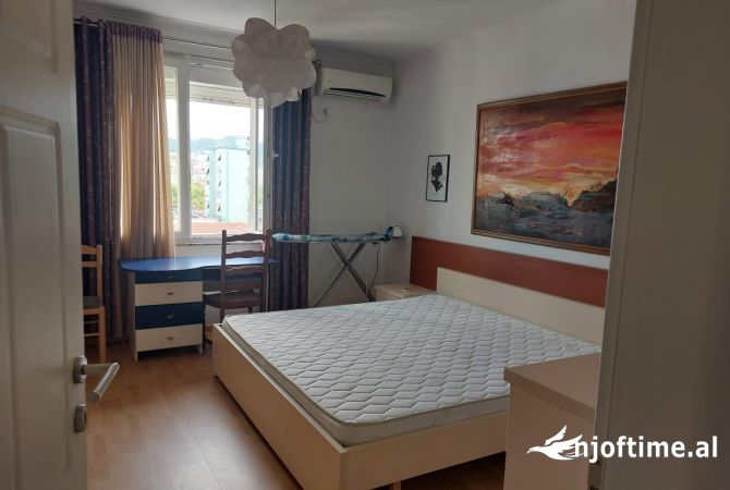 Shtepi me qera Apartament ne Tirane, 3+1, Mobilimi E mobiluar, Pagesa 802  Euro.