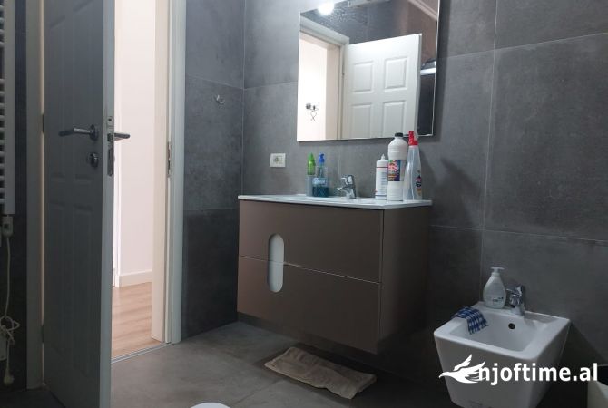 Shtepi me qera Apartament ne Tirane, 3+1, Mobilimi E mobiluar, Pagesa 802  Euro.