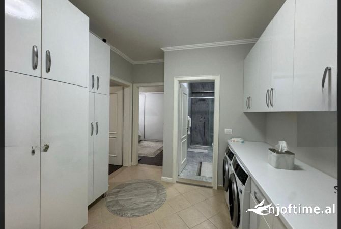 Shtepi ne shitje Apartament ne Tirane, 2+1, Mobilimi E mobiluar, Pagesa 295,000  Euro.