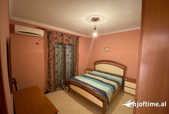 Shtepi me qera Apartament ne Tirane, 3+1, Mobilimi E mobiluar, Pagesa 498  Euro.
