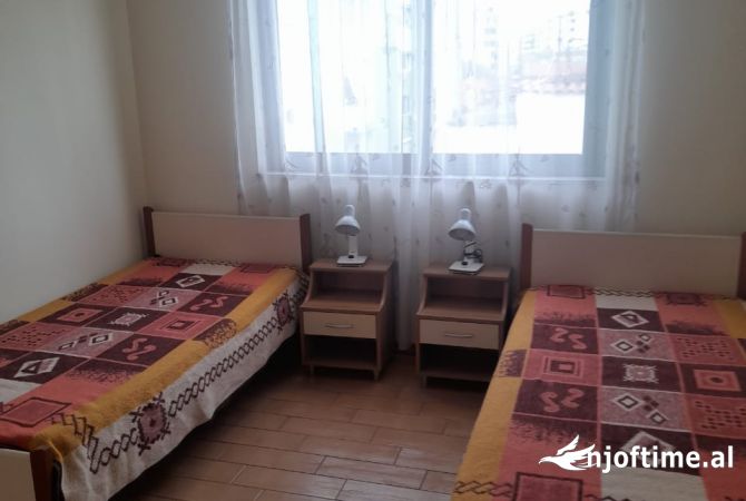 Shtepi me qera Apartament ne Tirane, 3+1, Mobilimi E mobiluar, Pagesa 698  Euro.