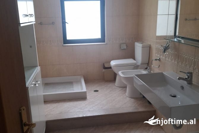 Shtepi me qera Apartament ne Tirane, 3+1, Mobilimi E mobiluar, Pagesa 698  Euro.