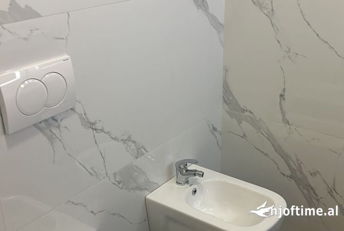 Shtepi ne shitje Apartament ne Tirane, 2+1, Mobilimi Bosh, pa mobiluar, Pagesa 180,000  Euro.