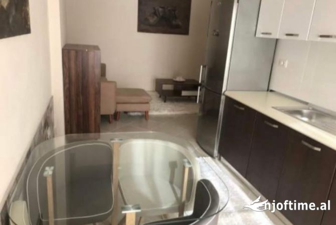 Shtepi me qera Apartament ne Tirane, 1+1, Mobilimi E mobiluar, Pagesa 352  Euro.