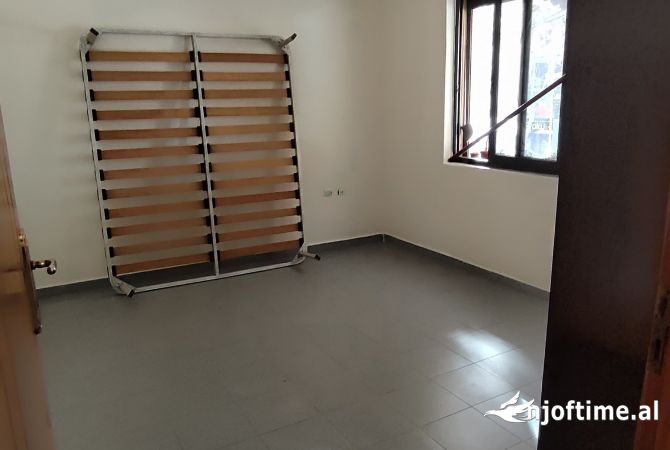 Ambient biznesi me qera 3+1 ne Tirane - 900 Euro
