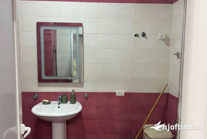 Shtepi me qera Apartament ne Tirane, 3+1, Mobilimi E mobiluar, Pagesa 800  Euro.