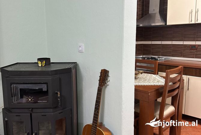 Shtepi me qera Apartament ne Tirane, 2+1, Mobilimi E mobiluar, Pagesa 400  Euro.