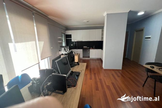 Ambient biznesi me qera 3+1 ne Tirane - 1,200 Euro