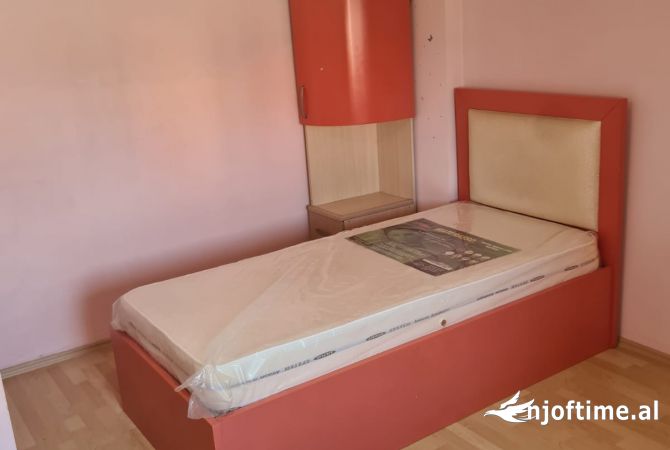 Shtepi me qera Apartament ne Tirane, 2+1, Mobilimi E mobiluar, Pagesa 700  Euro.