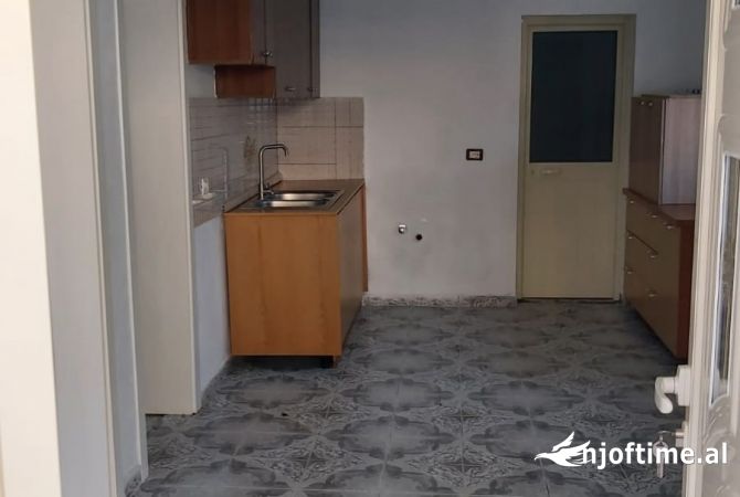Shtepi me qera 2+1 ne Tirane - 350 Euro