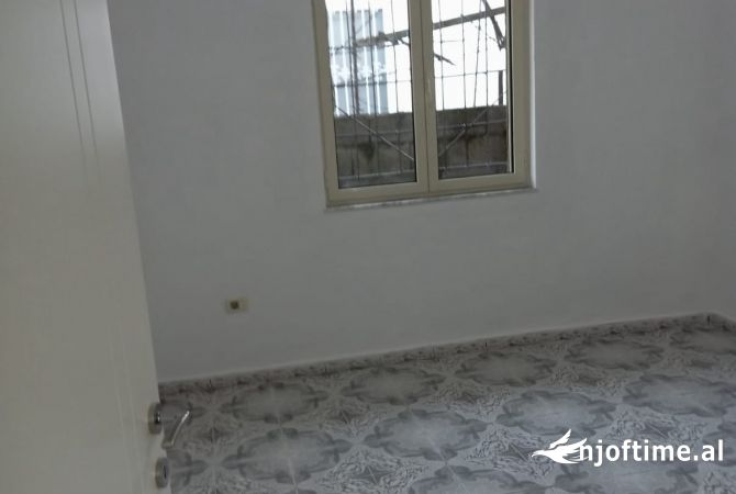 Shtepi me qera Apartament ne Tirane, 2+1, Mobilimi Bosh, pa mobiluar, Pagesa 350  Euro.