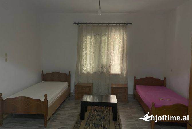 Shtepi me qera Apartament ne Tirane, 1+1, Mobilimi E mobiluar, Pagesa 300  Euro.