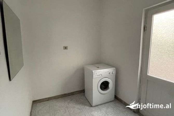 Shtepi me qera Apartament ne Tirane, 1+1, Mobilimi E mobiluar, Pagesa 300  Euro.