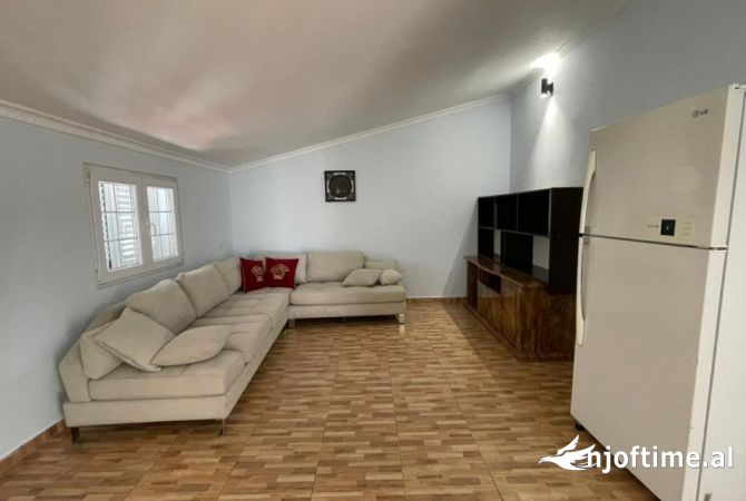 Shtepi me qera 4+1 ne Tirane - 1,000 Euro
