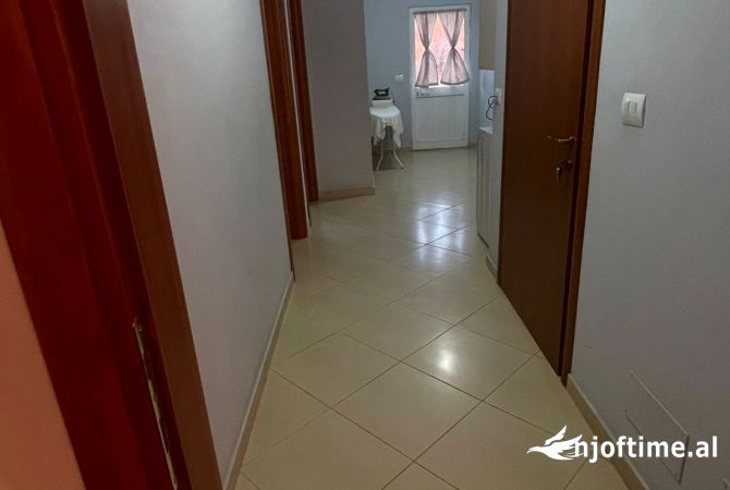 Shtepi me qera Apartament ne Tirane, 3+1, Mobilimi E mobiluar, Pagesa 2,500  Euro.