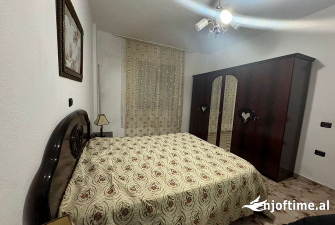 Shtepi me qera Apartament ne Tirane, 2+1, Mobilimi E mobiluar, Pagesa 300  Euro.