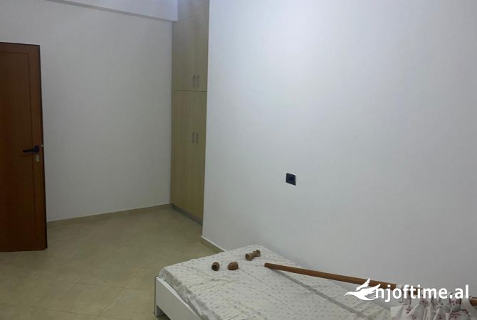 Shtepi me qera Apartament ne Tirane, 2+1, Mobilimi E mobiluar, Pagesa 400  Euro.