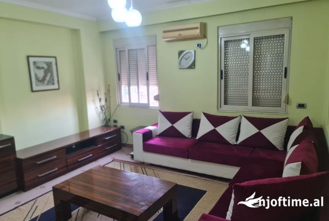 Shtepi me qera Apartament ne Tirane, 1+1, Mobilimi E mobiluar, Pagesa 648  Euro.