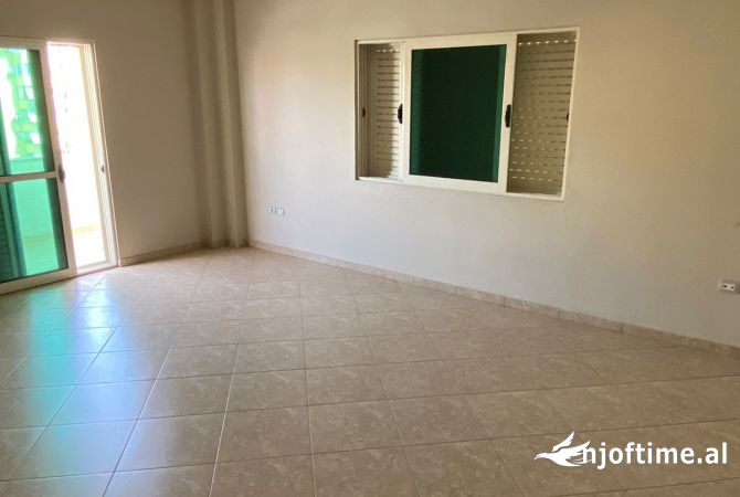 Ambient biznesi me qera 3+1 - Kodra e Diellit (VR111)