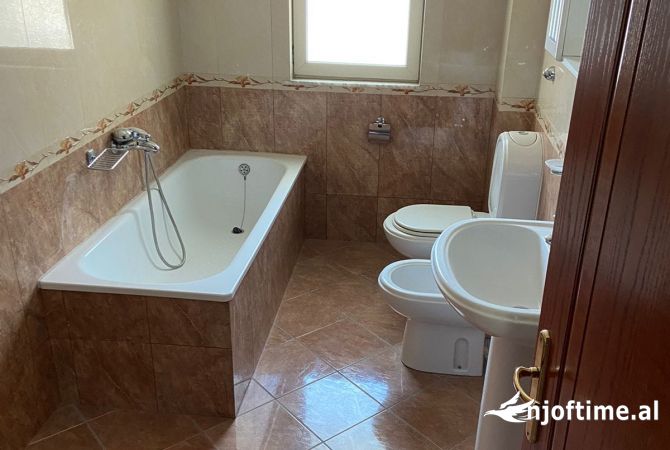 Ambient biznesi me qera 3+1 - Kodra e Diellit (VR111)