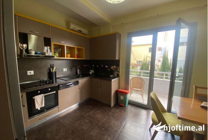 Shtepi me qera 3+1 ne Tirane - 1,350 Euro